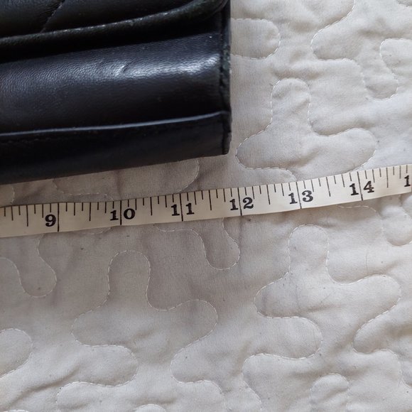 Black faux leather crossbody purse with adjustable stap and art deco pattern - Picture 4 of 8